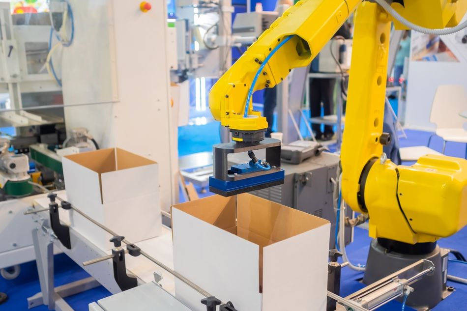 Robotic Arm working with Cardboard Boxes on Conveyor-Based Sorting Belt