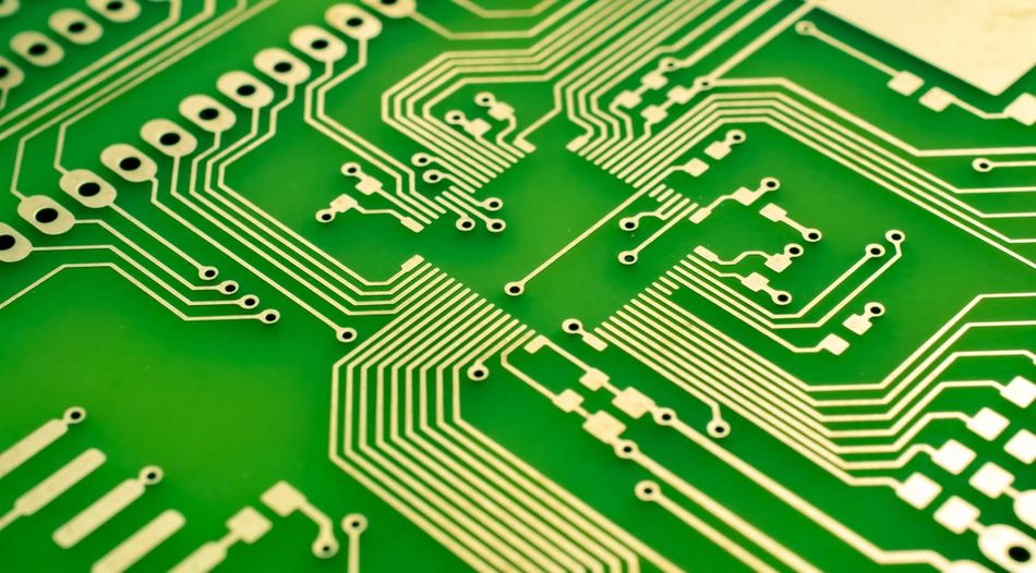 PCB trace routing using chamfering techniques