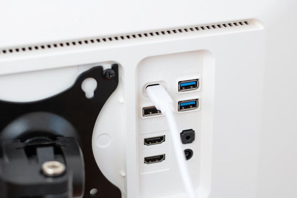 USB C cable connected to a PC monitor