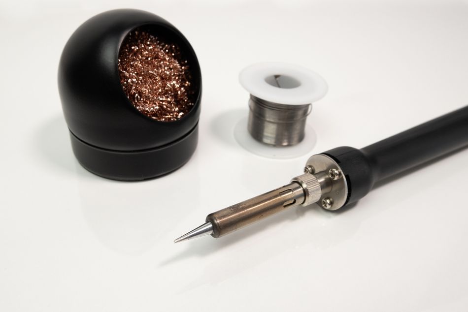 A brass wire sponge is typically used for cleaning solder tip