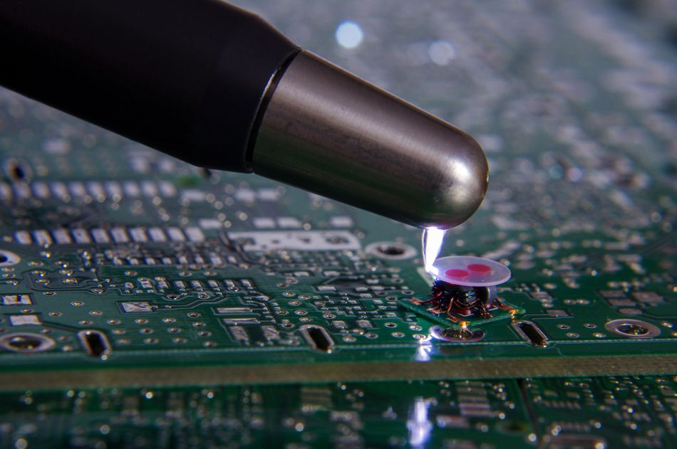 Small Electrostatic Lighting Sparks Closed to Electronic Components