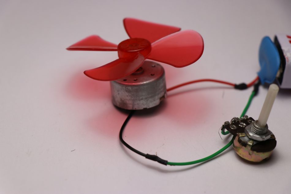 A DC motor in series with a potentiometer for speed control