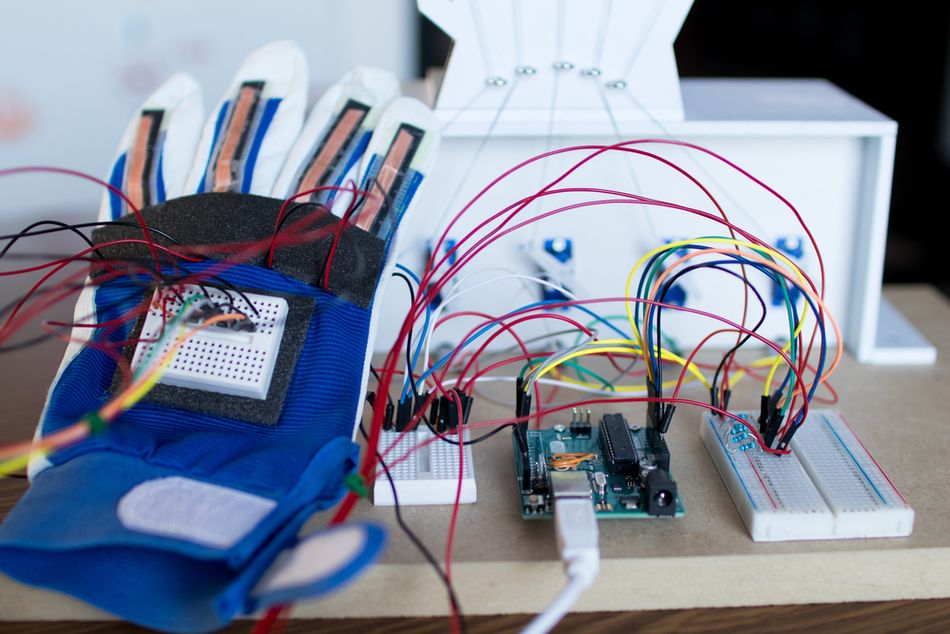 Robotic Hand controlled by Servo Motors and Glove with Bending Sensors - Adruino Project