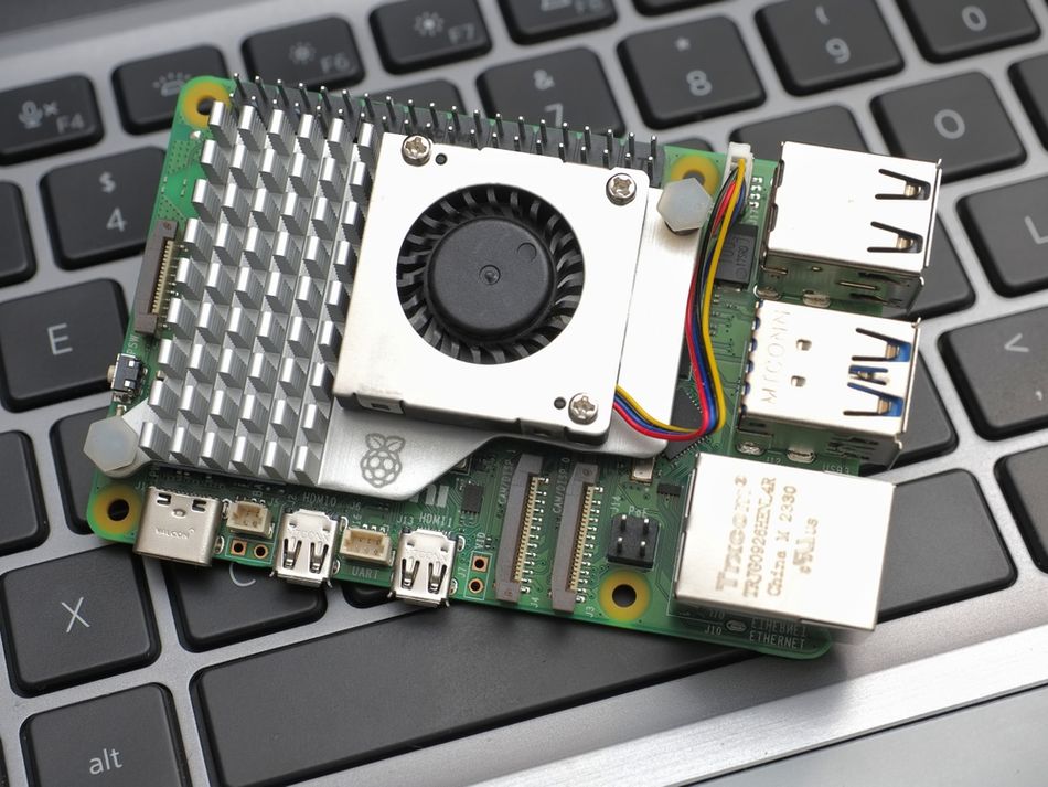 Heat sink and fan mounted on a Raspberry Pi 5 for effective thermal management