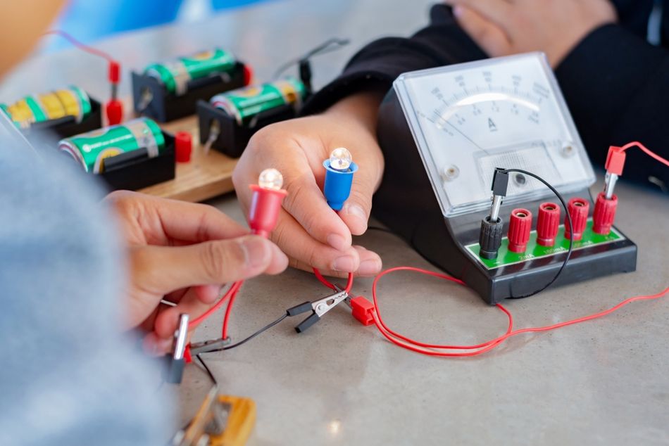 Measurement of Current in an Electric Circuit using Ammeter