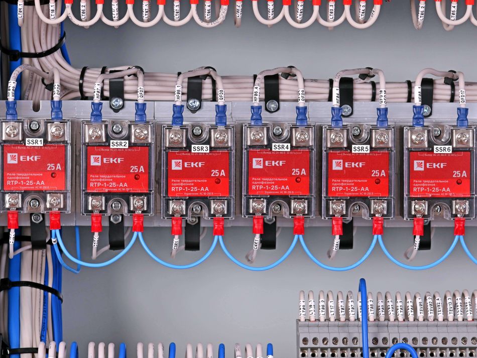 1-Phase Solid-State Electronic Relay on an Aluminum Cooling Radiator