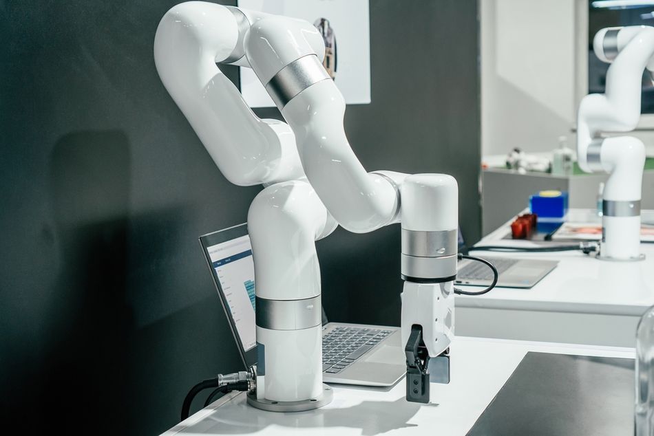 Robot with Automatic Gripping Claws and Numerous Joints
