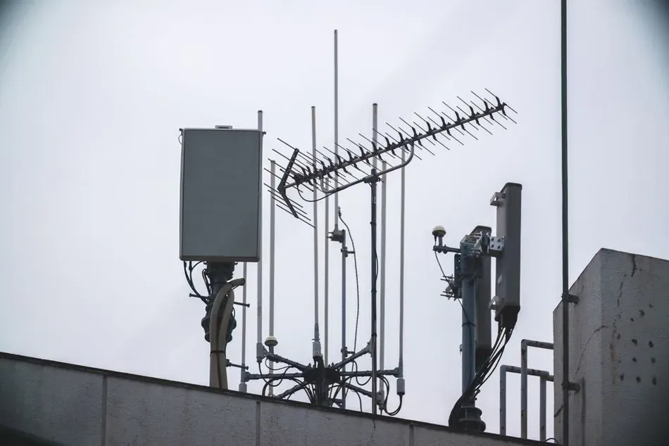 5G and LTE Base Station with Numerous RF Wires for MIMO Configuration 