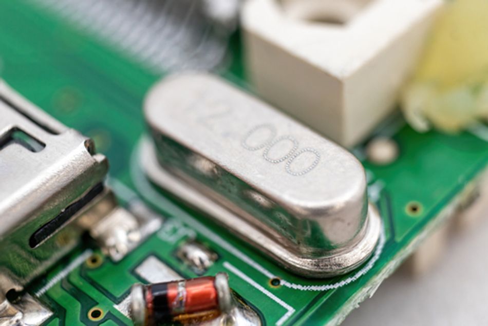 Quartz crystal resonator on an universal card reader USB 2.0 printed circuit board