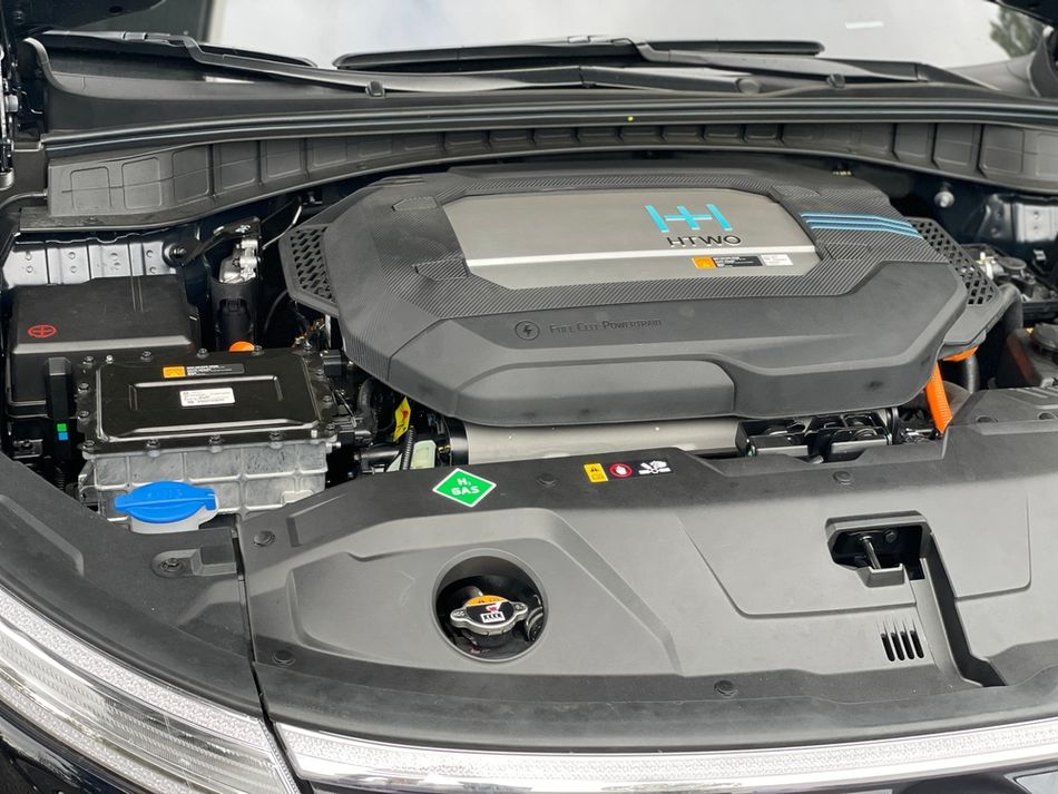 Hydrogen-Driven Car with Fuel Cells and Batteries