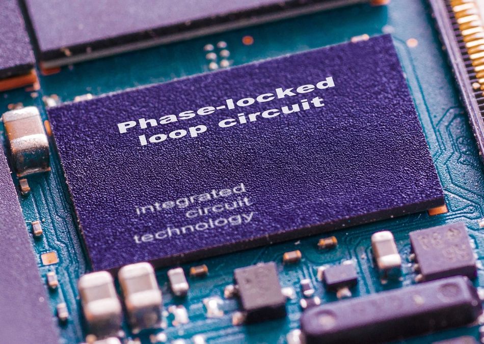 Phase-locked loop integrated circuit for stable clock generation and frequency control.