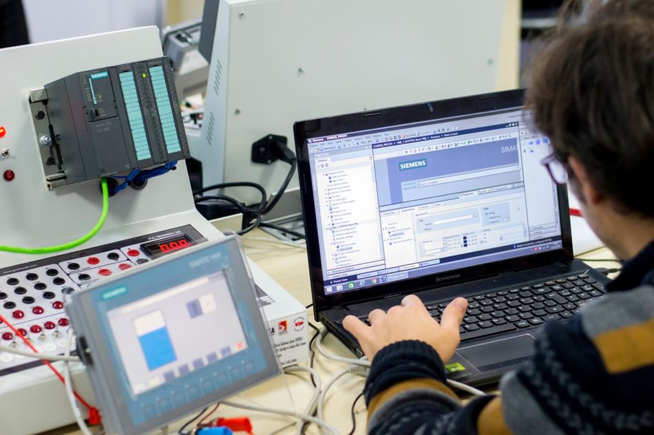 Operator Programming PLC and SCADA - Industry 4.0